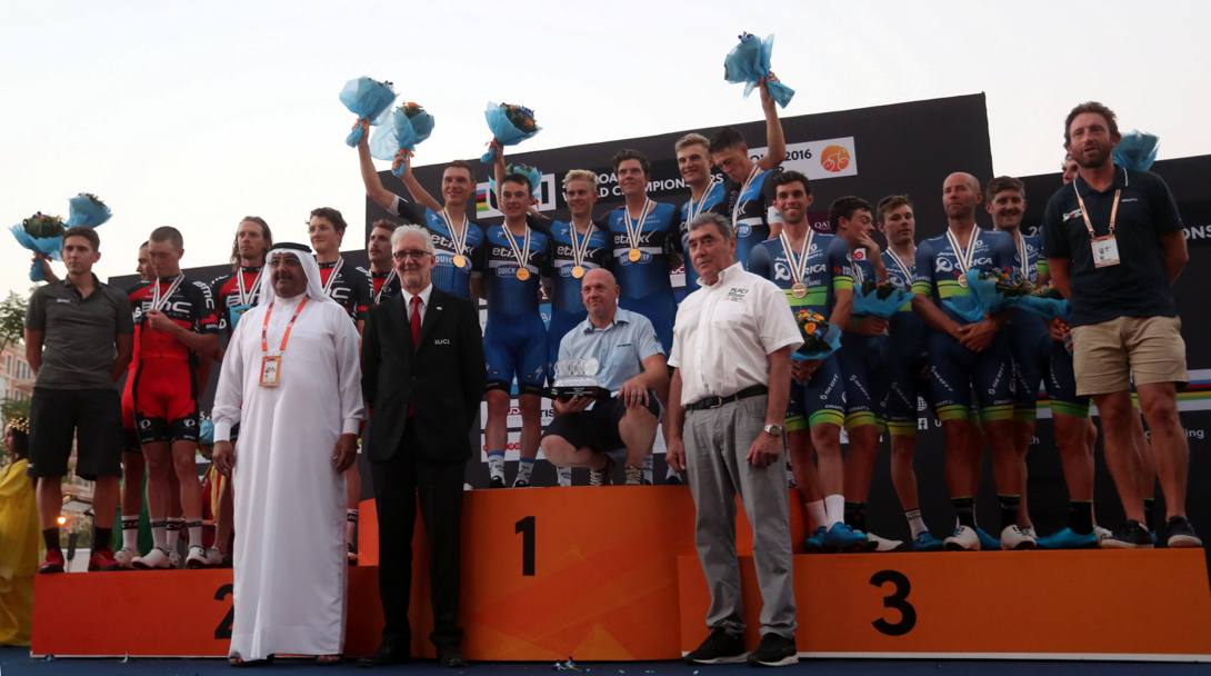 Il podio maschile con il presidente dell&#39;Uci Brian Cookson e Eddy Merckx. Reuters